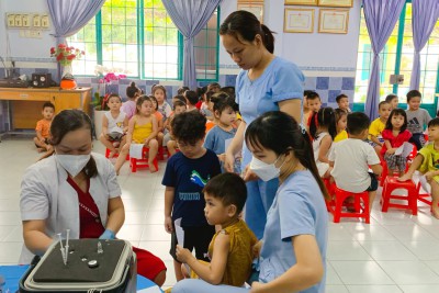 Trường Mầm non Tuổi Ngọc tổ chức cho các cháu uống bổ sung vắc xin bại liệt (bOPV) và tiêm bổ sung vắc xin sởi – rubella năm 2022
