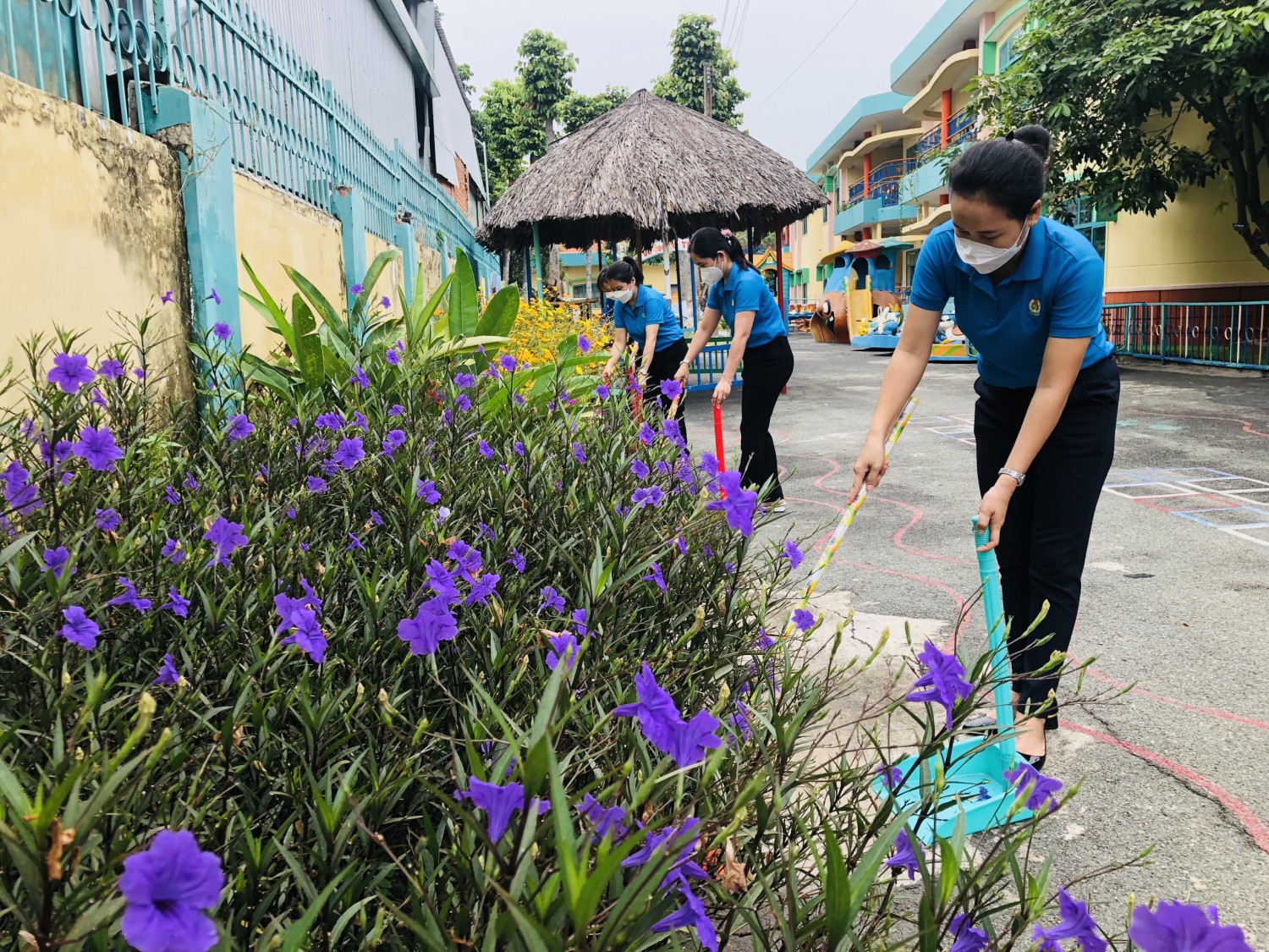 Trường Mầm non Tuổi Ngọc đảm bảo công tác vệ sinh bảo vệ môi trường trong khuôn viên trường học năm 2022