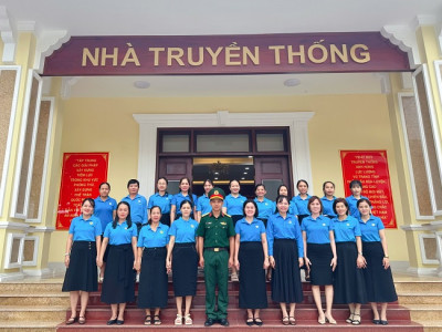 Tham quan nhà truyền thống Lực lượng vũ trang nhân dân tỉnh Bình Dương