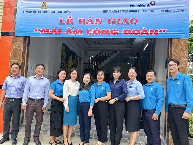 Trao nhà “Mái ấm Công đoàn” cho cô giáo Nguyễn Thị Thảo